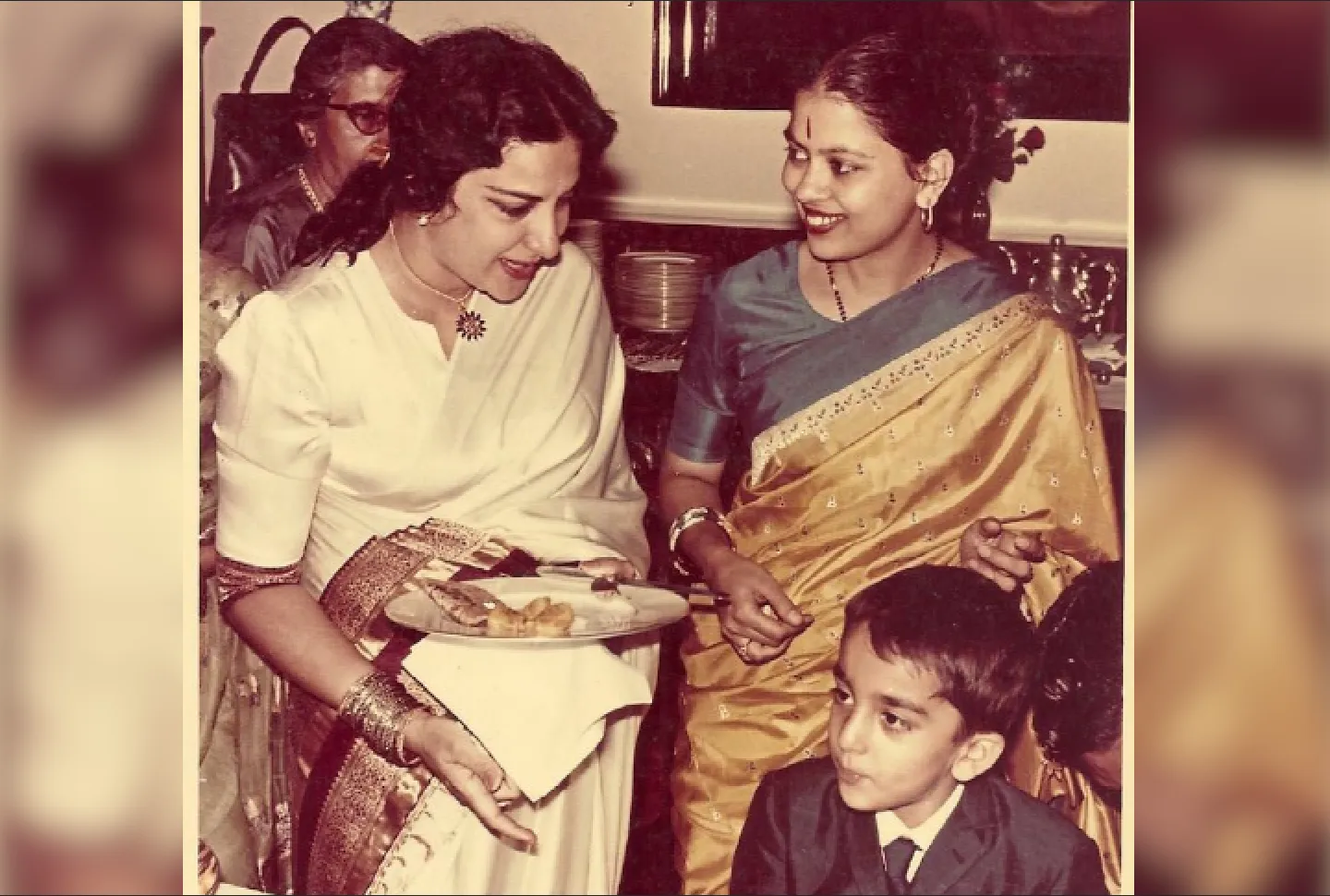 This Rare Childhood Photo Of Sanjay Dutt With His Mother, Nargis Dutt Will  Make You Smile