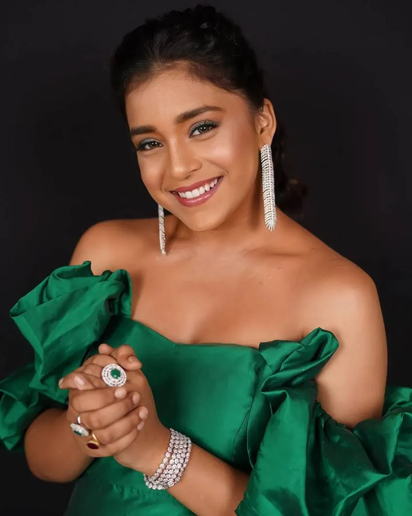 'Imlie' actress Sumbul Touqeer Khan shares her glamorous photos in off  shoulder dress