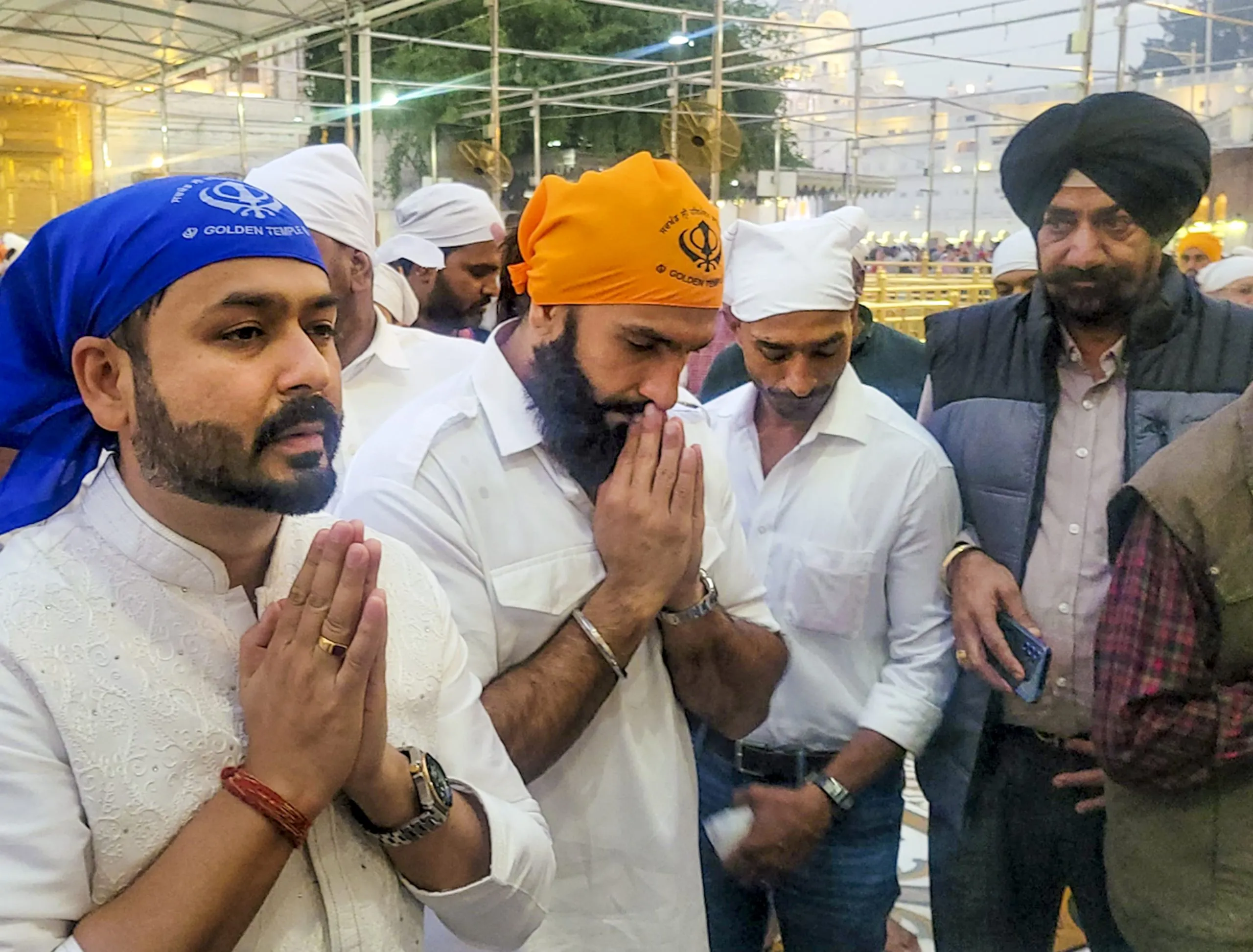 Ranveer Singh, director Aditya Dhar offer prayers at Golden Temple - Daily  Excelsior