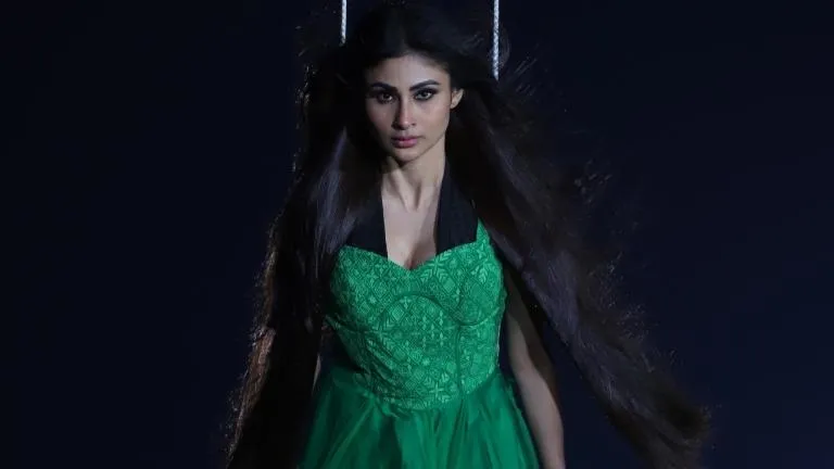 Mohabbat' Mouni Roy Shares BTS Detail Of Bhootnii