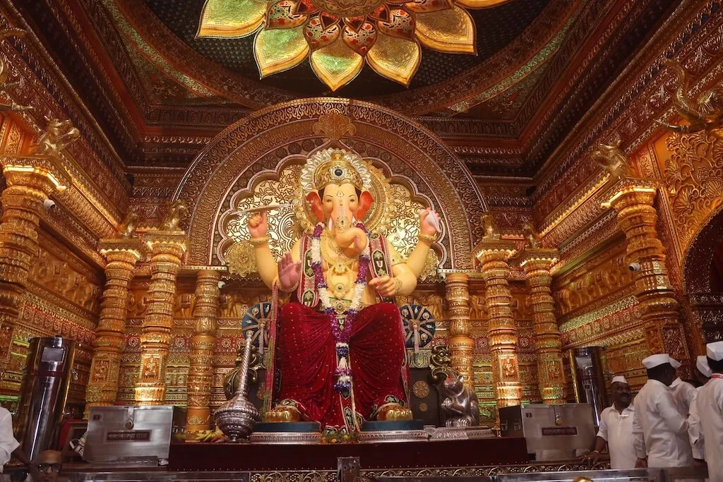 Lalbaugcha Raja Welcomes Bollywood Stars at Ganesh Utsav