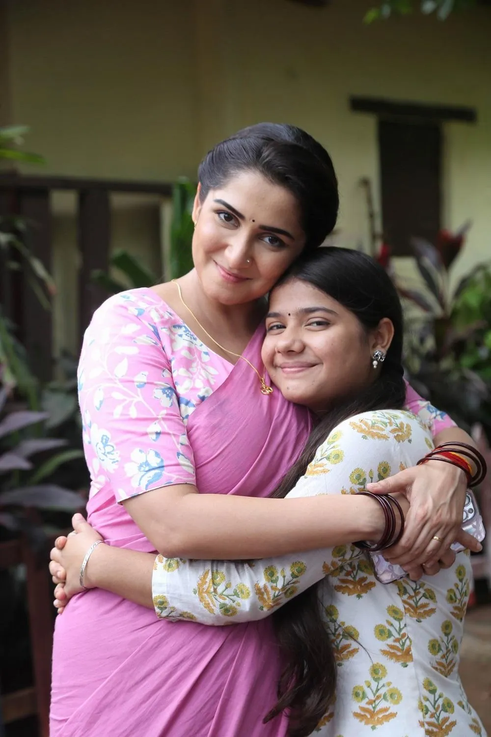 Popular actress Srishti Jain returns to Zee TV; Vaishnavi Prajapati makes a  promising entry in Ganga Mai Ki Betiyan