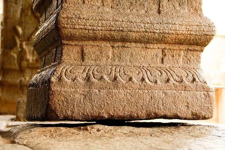 Hanging pillar