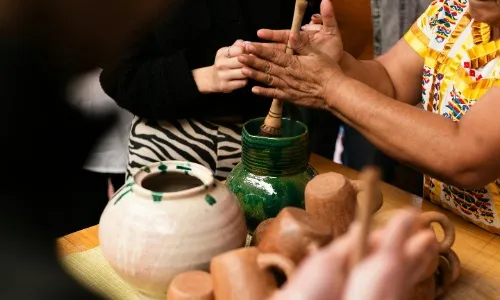 Woman making a vase in Oaxaca de Juárez, México
