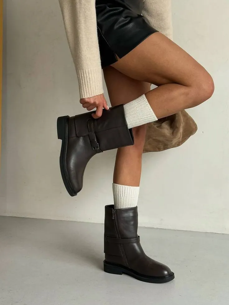 Stylish chocolate-brown leather boots. A clean design, straight silhouette, and neat strap detail create a versatile pair for everyday looks.✨#shoes #leatherboots #winterboots #spain