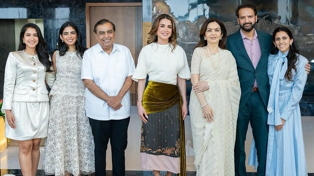 Nita Ambani Welcomes Queen Rania Of Jordan In Dreamy White Saree, While  Isha, Shloka & Radhika Serve Modern Glam In Mumbai
