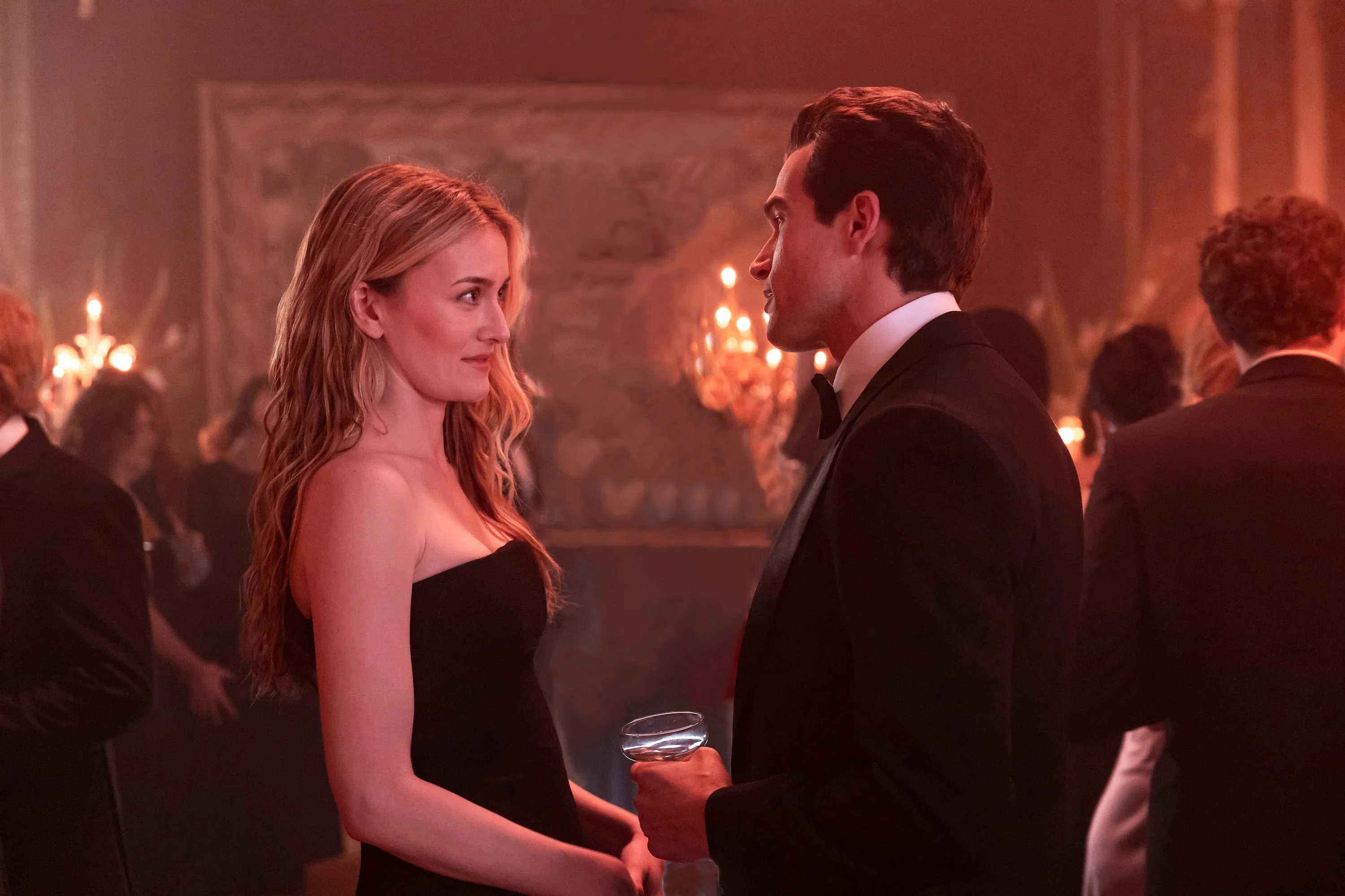 fx's love story john f kennedy jr  carolyn bessette  "pilot"  season 1, episode 1 airs thurs, february 12  pictured lr sarah pidgeon as carolyn bessette, paul anthony kelly as john f kennedy jr cr eric liebowitzfx