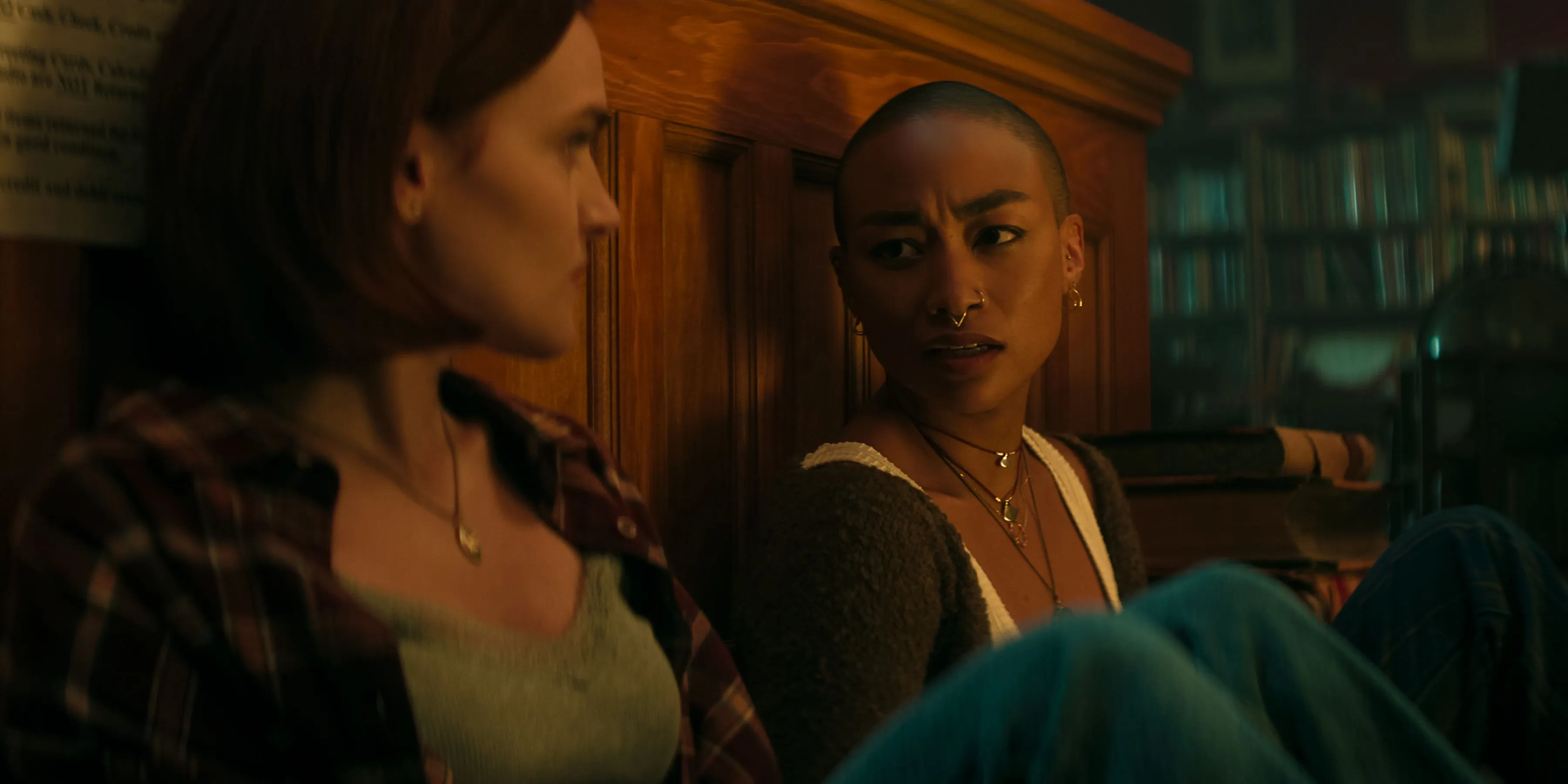 madeline brewer as bronte, tati gabrielle as marienne bellamy in you netflix