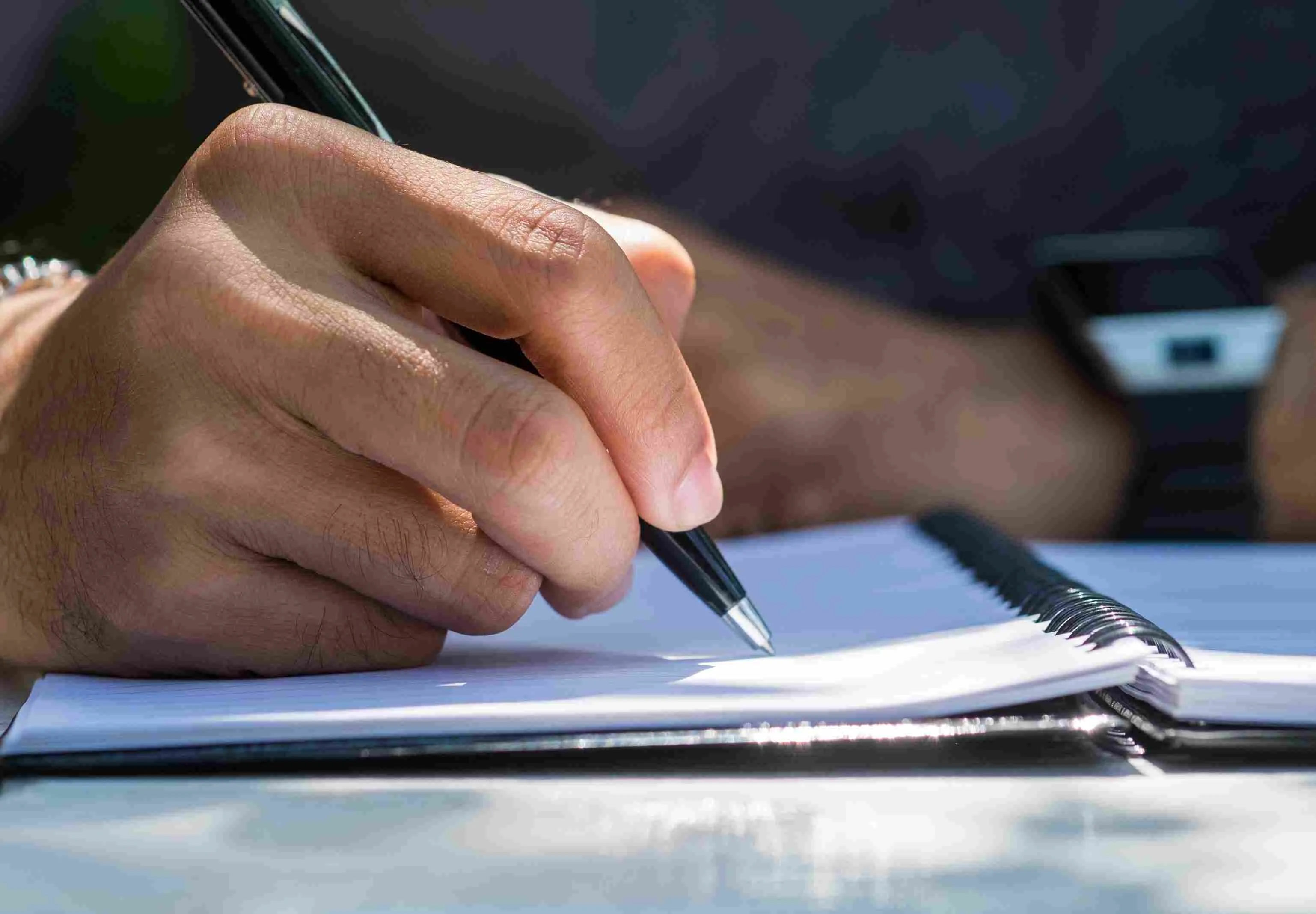 Aalen shares that noting tasks can help individuals meet deadlines in their workspace. (Representational image)