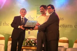 Mr. Sam Balsara, CEO Madison, awarded Mr. Kunwer Sachdev, CEO Su-Kam Power Systems Ltd. for Innovation in Business Process