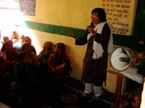 Jyotsna motivating womenfolk of Bhyundar