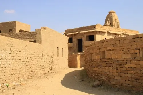 Stories abound. One says that Salum Singh, the prime minister of the King of Jaisalmer, was so envious of the prosperity of the Paliwals that he levied taxes so atrocious that they became the last straw on the Paliwal camel’s back. Another one says that all Paliwal women were stunningly beautiful, but the beauty of the chieftain’s daughter had to be seen to be believed. And the Rajput King of Jaisalmer was so smitten by her that he decided to kidnap her in the thick of night and forcibly marry her.