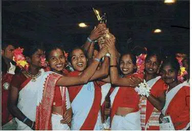 The 18 girls in their traditional attire, lifting the trophy at Victoria Gastiez, Spain 