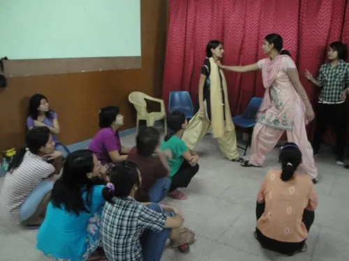 Constables from Delhi Poilce demonstrate an attack position at a training for refugee women. (Credit: UNHCR/N.Bose)