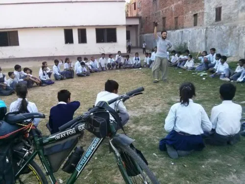 Indrajit interacting with students of K.H.E.L (Kids Holistic Education & Life-skills) enroute to Lucknow.