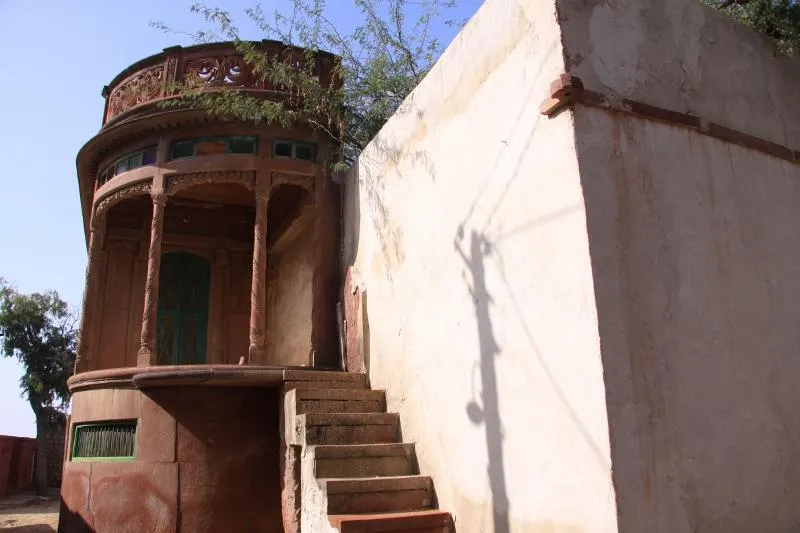1. Five centuries ago, Western Rajasthan was ruled by the Rajputs, the valiant warrior clan of India. They believed in violence, and lived and died by the sword. So the peace-loving Jains were not very comfortable settling in these parts. 