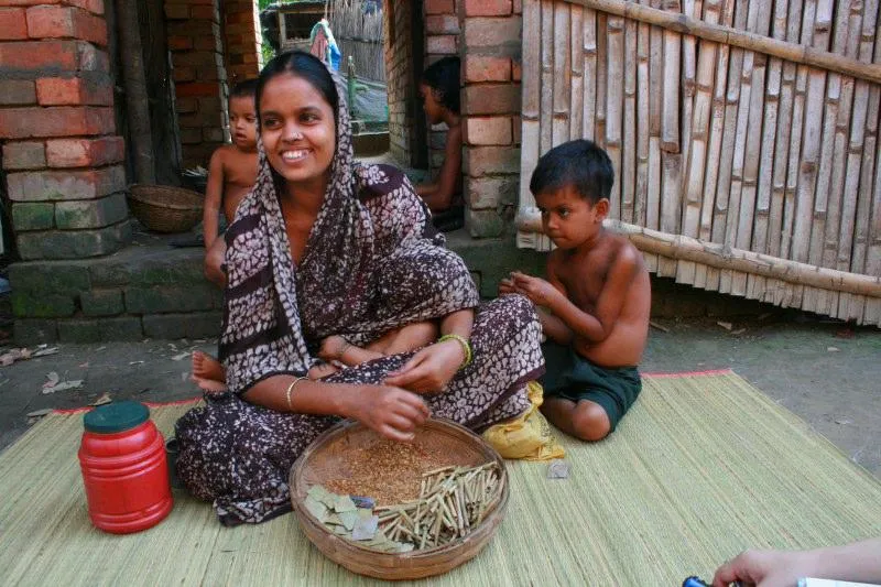  In India, for every Rs 100 paid by a customer, ‘beedi’ (homemade cigarettes) rollers are paid a mere Rs 17. (Credit: Dr Sanjay Kumar\WFS)