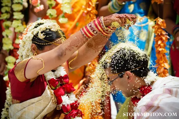 indian-wedding-ceremony-rice-throwing-orange-red-2