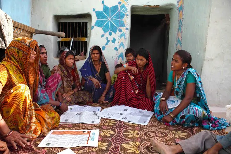‘Khabar Lahariya’, a popular vernacular weekly brought out from Banda, Chitrakoot, Faizabad, Lucknow, Mahoba (in UP) and Sitamarhi (in Bihar), has involved many rural women to become an intrinsic part of a massive media movement at the grassroots.