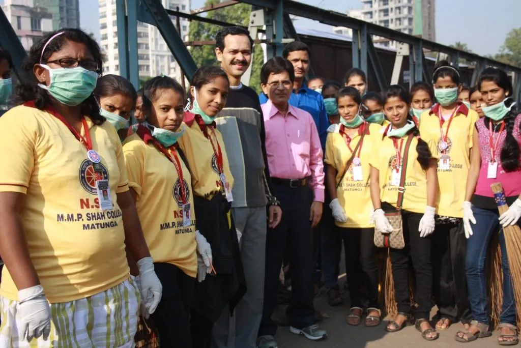 Gaurang Damani (fifth from left) with volunteers.