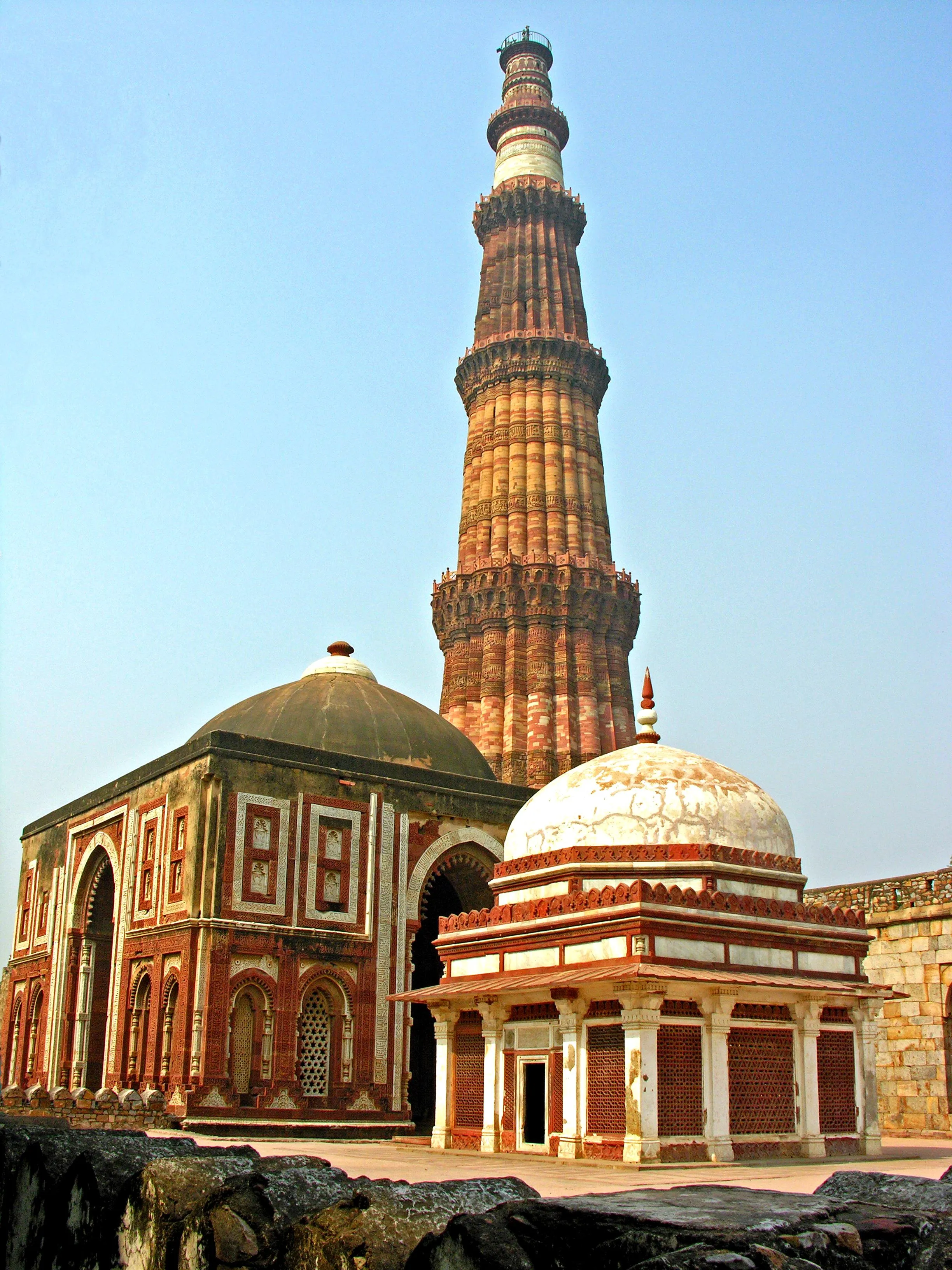 Alai_Gate_and_Qutub_Minar (1)