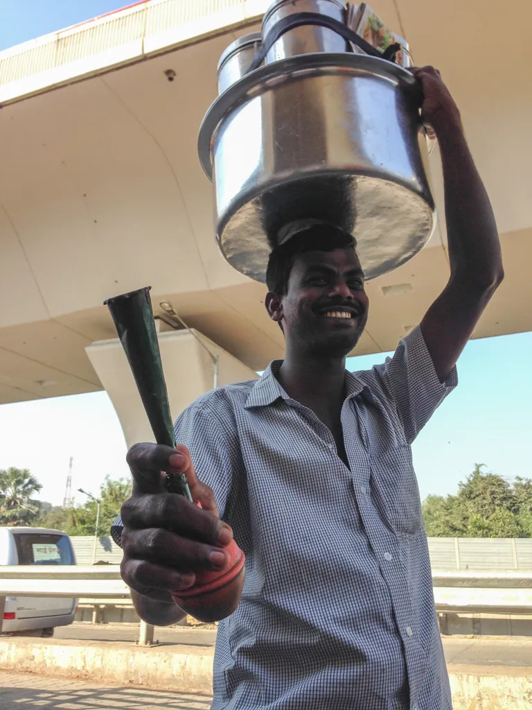 Eastern Freeway Service Road - Palani selling Idli-Vada for breakfast