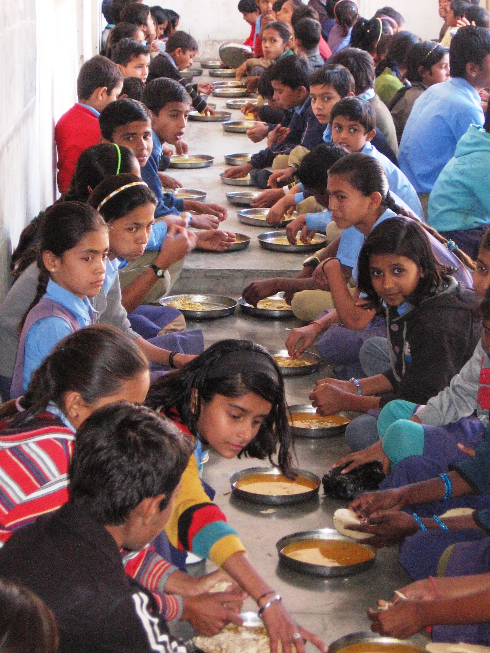 Today, like these little children, there are over one million children in Rajasthan who are being provided a nutrition-rich mid day meal prepared with fortified rations. (Credit: Abha Sharma/WFS)