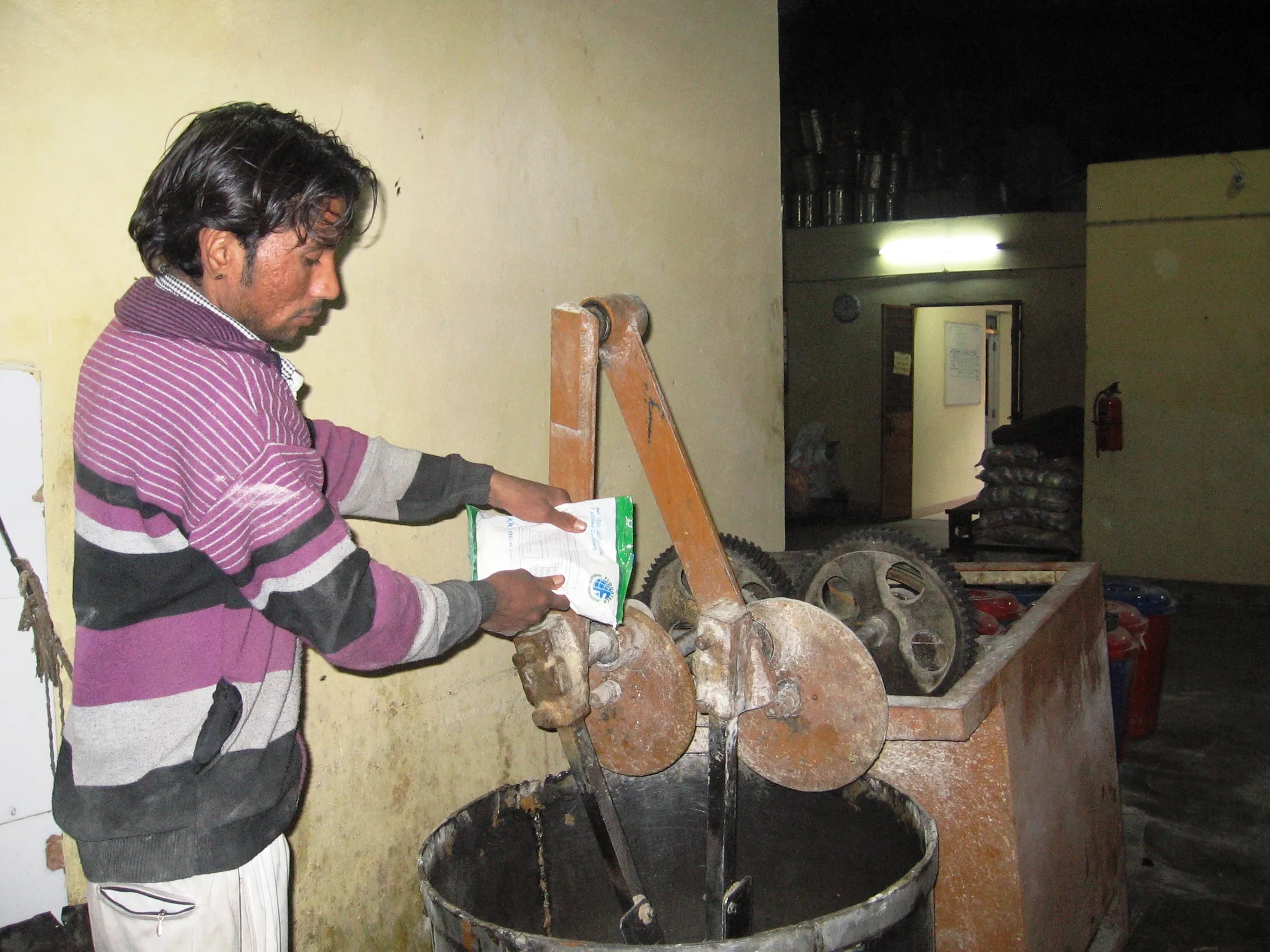INDo420e: In most centralised kitchens in Jodhpur, work begins at 4 am and goes on till 8 am, which is when fresh food is loaded into vans for distribution across various city schools. (Credit: Abha Sharma/WFS)