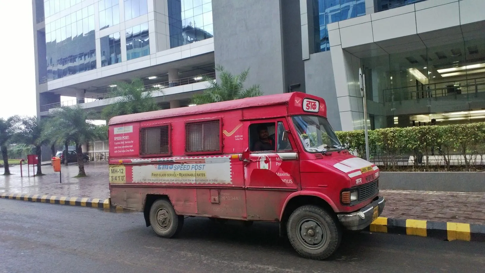 Indian_Postal_Service_TATA_Delivery_Van,_Pune_Maharashtra,_July_2013