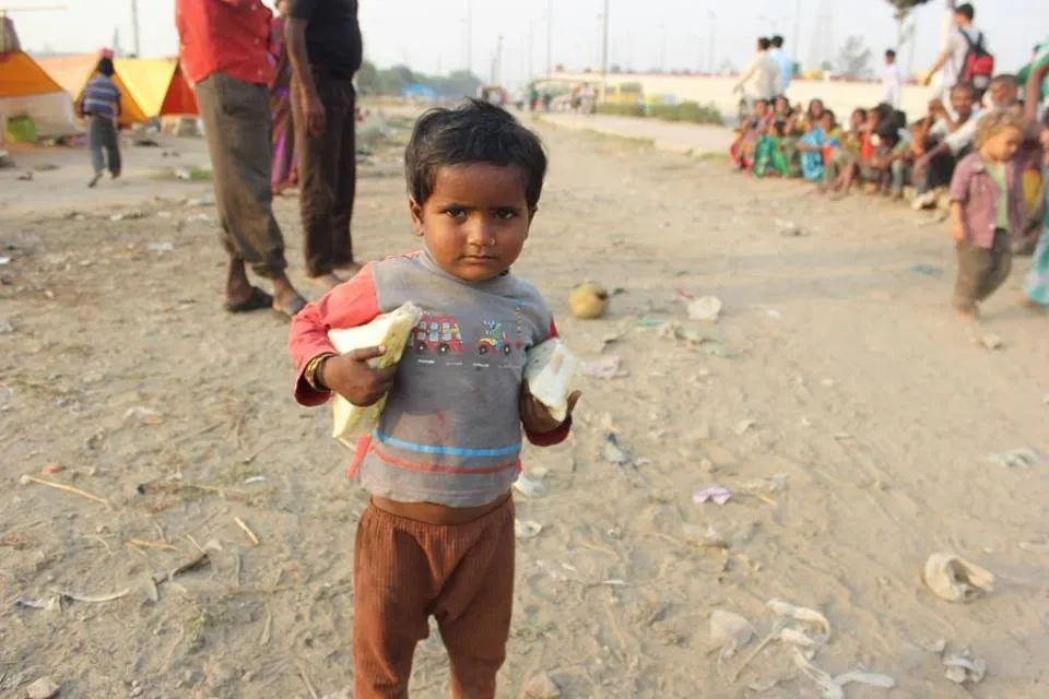 The team collects the excess food and distributes it at various shelter homes.