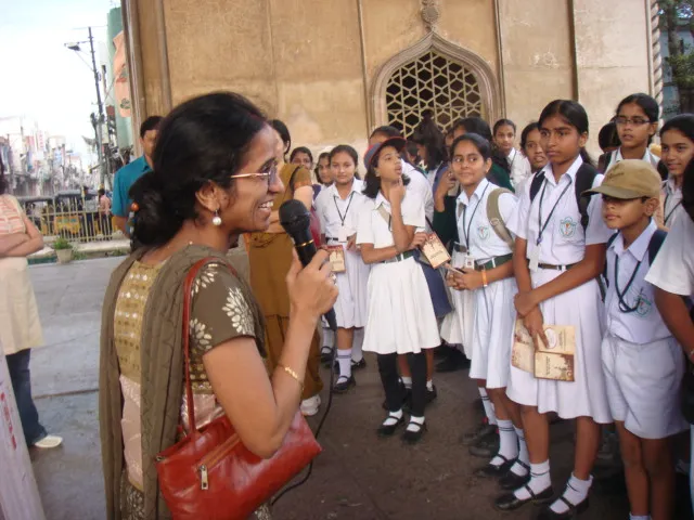 Madhu Vottery addressing children during a Heritage Walk