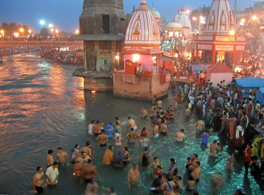 Evening_prayers_at_Har-Ki-Pairi_Ghat_in_Haridwar