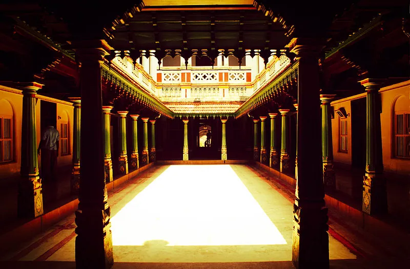 800px-Chettinad_palace_in_Karaikudi