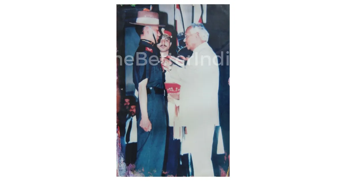 The President of India, Mr KR Narayanan, presenting the gallantry award