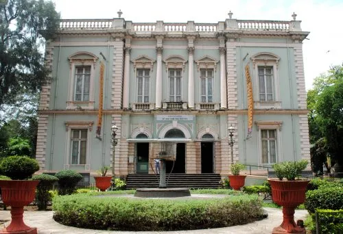 dr-_bhau_daji_laad_museum_facade
