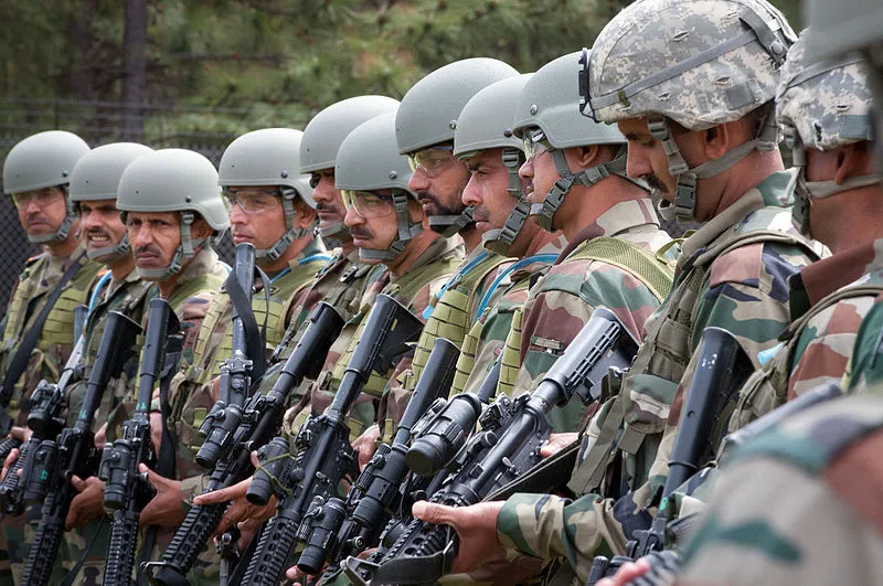 indian_army_paratroopers_learn_to_use_m4_carbines_at_the_beginning_of_yudh_abhyas_2013