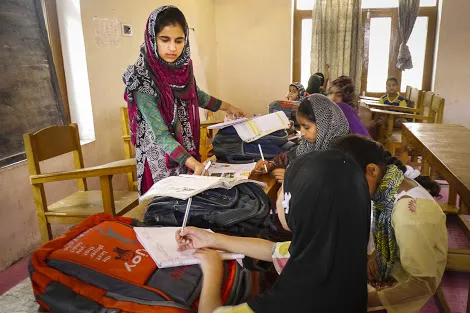 Masarat Khan has joined hands with other like-minded girls to run a “curfew school” in downtown Srinagar. (Credit: Baseera Rafiqi\WFS)