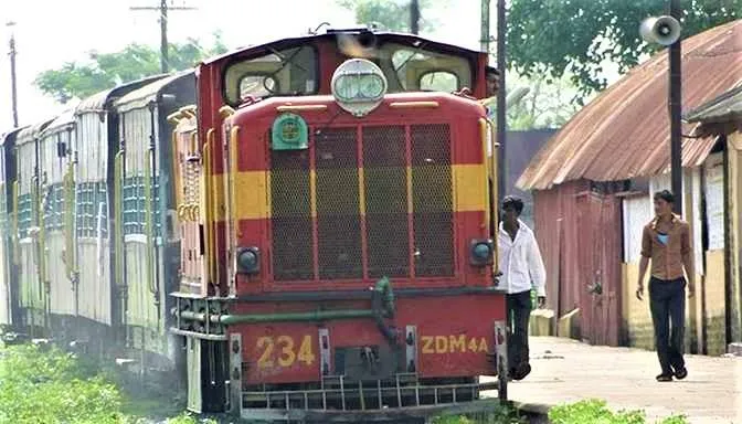 thequint%2f2016-06%2f94f79031-7156-48fb-96b1-ab84c114c405%2fnarrow_gauge_train_at_rajim