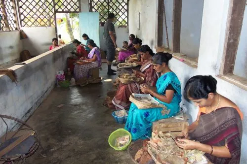 Beedi factory near Nileshwaram, Kerala, India. (Source: By Dereleased [CC0 or CC0], via Wikimedia Commons)