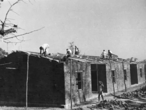 Source: By Mennonite Church USA Archives (Constructing housing, India, 1961) [No restrictions], via Wikimedia Commons