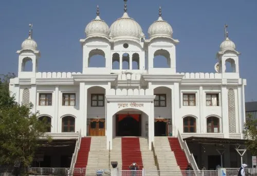 Gurudwara Govinddham, Ahmedabad. (Source: By Maulik Kansara (Own work) [CC BY-SA 3.0], via Wikimedia Commons)