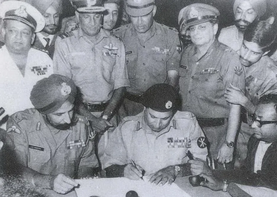 Lt Gen Niazi of Pakistan signing the Instrument of Surrender under the gaze of India's Lt Gen Aurora .