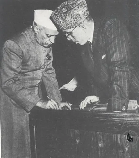 Jawaharlal Nehru in conversation with Sheikh Abdullah. (Source: Wikimedia Commons)