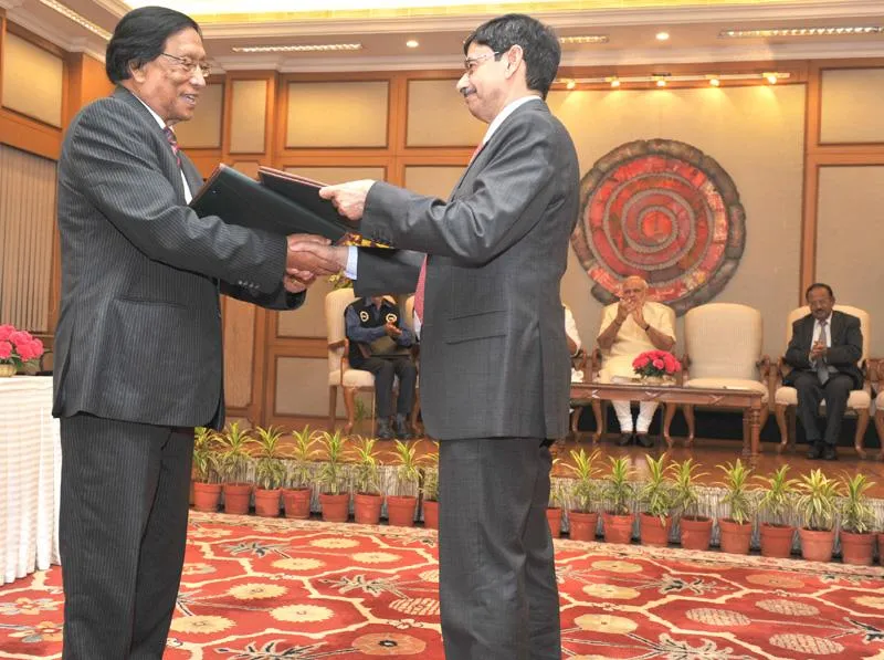 General Secretary of the National Socialist Council of Nagaland (I-M) Thuingaleng Muivah with GoI interlocuter RN Ravi during the signing and exchange of historic peace accord on August 03, 2015. (Source: pmindia.gov.in)