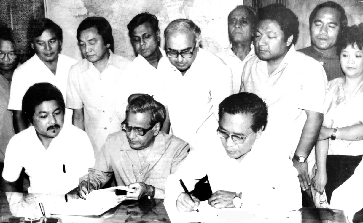 Historic signing of the Mizoram Peace Accord by then Home Secretary RD Pradhan and MNF chief Laldenga. (Source: Chief Minister Online)