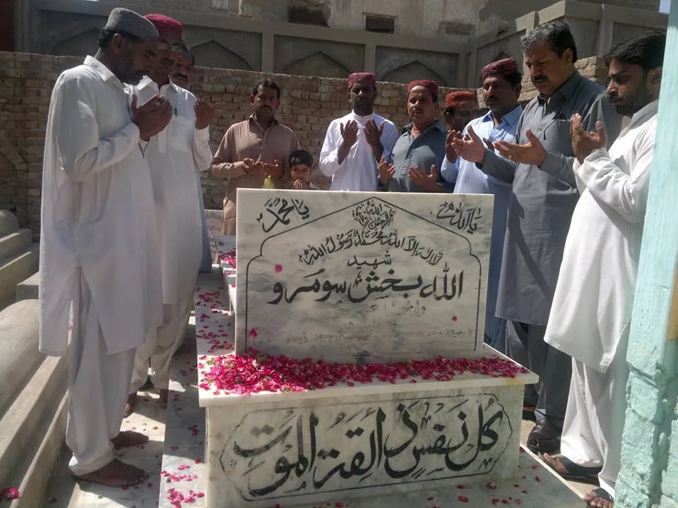 Locals paying their respects at Allah Bux Soomro's grave. (Source: Facebook/Manzoor Parwaz)