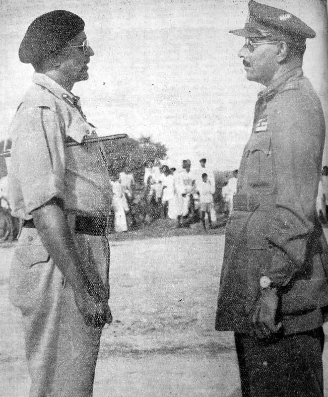 Major General Syed Ahmed El Edroos (at right) offers his surrender of the Hyderabad State Forces to Major General (later General and Army Chief) Joyanto Nath Chaudhuri at Secunderabad. (Source: Wikimedia Commons)