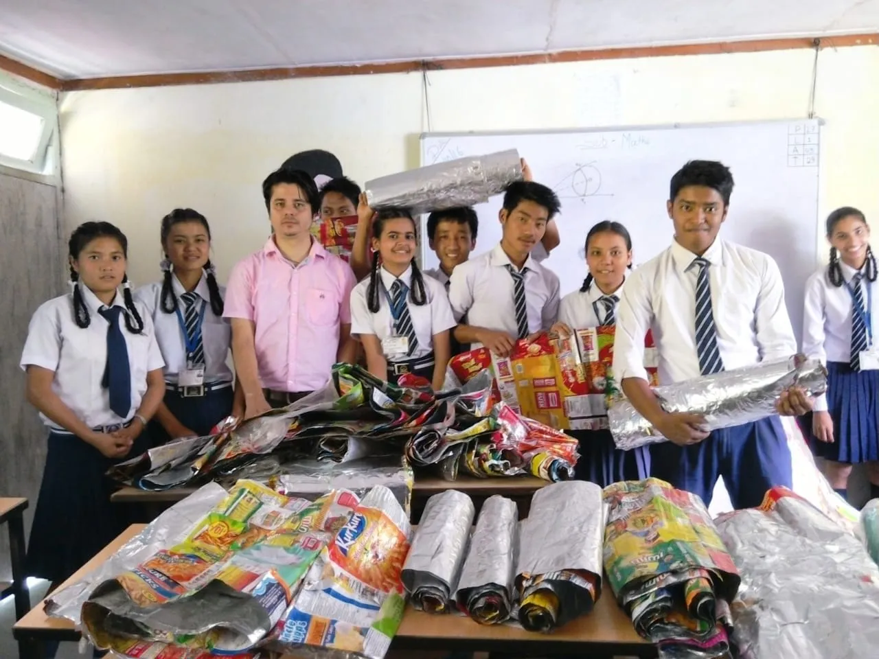 Lomas with his students. (Source: Hariyo Makha- Sikkim Against Air Pollution)
