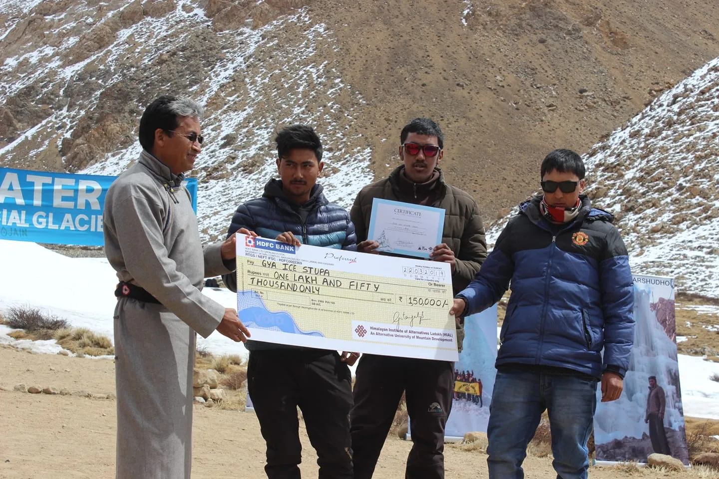 Sonam Wangchuk presenting the second place award to the innovators of Gya village. 