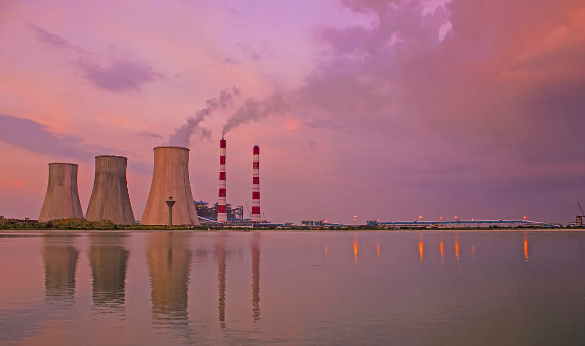 Thermal power plants are a major source of mercury. (Source: Wikimedia Commons)
